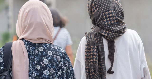 Hicabdan imtina edən qıza “cin çıxarma” adıyla İŞGƏNCƏ VERİLDİ – VİDEO