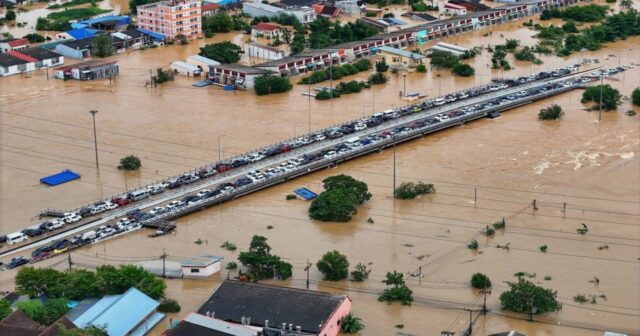 Turist şəhərində DAŞQIN: Elektrik xətləri yeganə XİLAS YERİ OLDU – VİDEO
