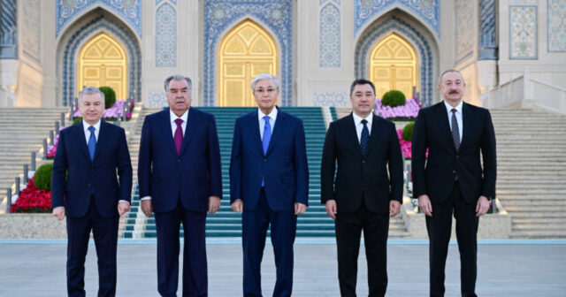 Prezident İlham Əliyev Daşkənddə İslam Sivilizasiyası Mərkəzi ilə tanış olub