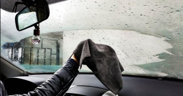 Şüşəni silməyə ərinən sürücü 5 maşını ƏZDİ – VİDEO