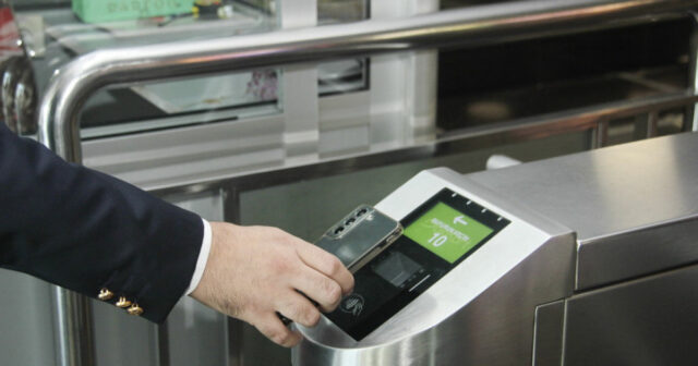 Bakı metrosunda NFC ödənişlərə başlanılıb Bakı metrosunda NFC ödənişlərə başlanılıb
