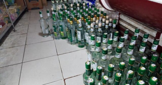 Şəmkirdə mağazada 128 litrə yaxın saxta araq aşkarlanıb Şəmkirdə mağazada 128 litrə yaxın saxta araq aşkarlanıb