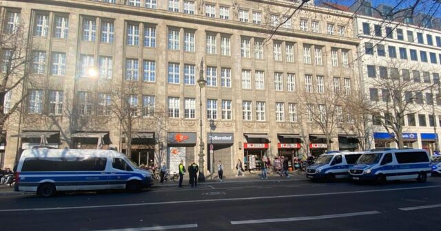 Fələstin tərəfdarı fəallar Berlindəki ZDF televiziya stansiyasına BASQIN ETDİLƏR Fələstin tərəfdarı fəallar Berlindəki ZDF televiziya stansiyasına BASQIN ETDİLƏR