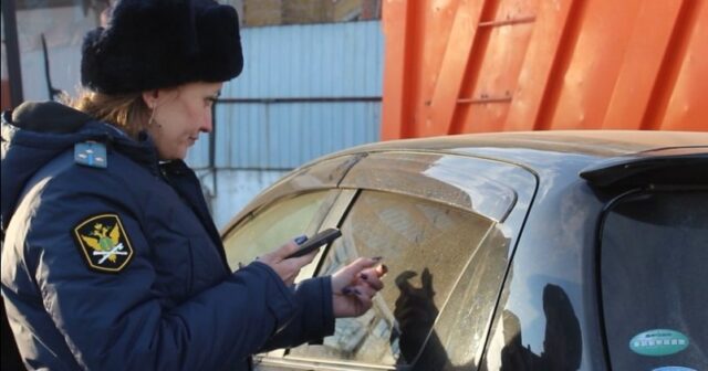 Borcunu ödəmək istəməyən qadın körpəsi ilə 6 saat maşında GİROV QALDI – VİDEO