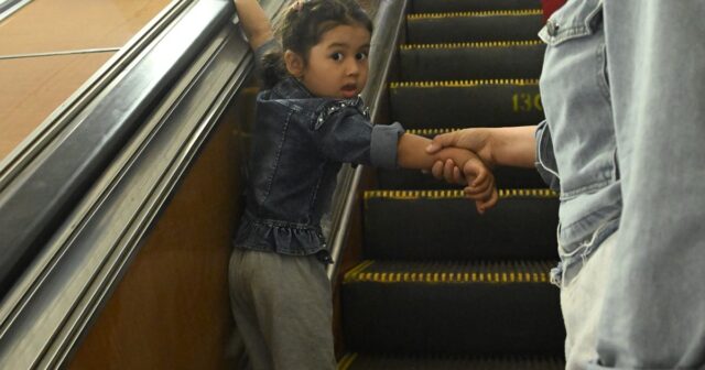 Ticarət mərkəzində BƏDBƏXT HADİSƏ:  Uşağın qolu eskalatorda QALDI – FOTO/VİDEO