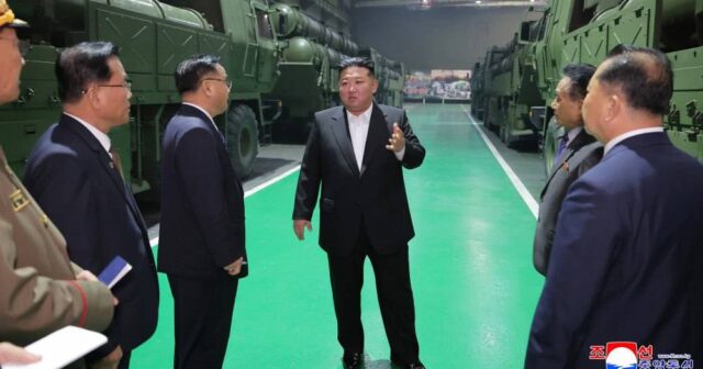 Kim Çen In RAKET ZAVODUNDA: “İstehsalı sürətləndirin” – FOTOLAR