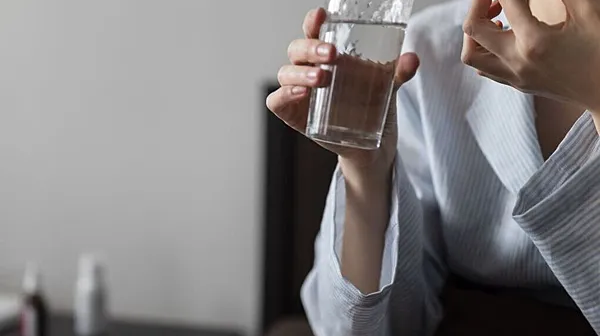 İYRƏNC OLAY: Nazirliyin əməkdaşı qadınların çayına dərman qatıb şəkillərini ÇƏKDİ