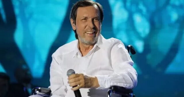 Əlil arabasına məhkum olan müğənni karyerasını dondurdu Əlil arabasına məhkum olan müğənni karyerasını dondurdu