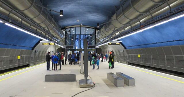 Metroda DƏHŞƏT: Sevgisinə görə damarlarını kəsib özünü qatarın altına ATDI – VİDEO