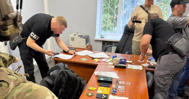 Hərbi zavodda KORRUPSİYA: Orduya ayrılan pulları oğurlayanlar SAXLANILDI – FOTO Hərbi zavodda KORRUPSİYA: Orduya ayrılan pulları oğurlayanlar SAXLANILDI – FOTO