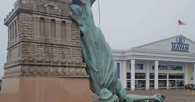 Braziliyada 35 metrlik “Azadlıq heykəli” güclü külək səbəbindən AŞDI – VİDEO