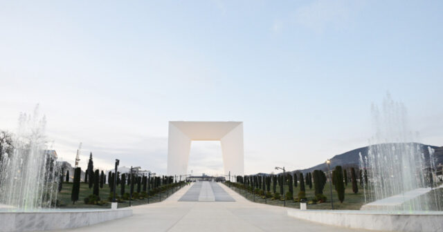 İlham Əliyev Xankəndidə Zəfər parkının açılışında iştirak edib