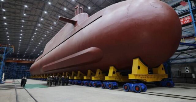 Şimali Koreyadan hərbi güc NÜMAYİŞİ – Nüvə sualtı qayığı İSTİFADƏYƏ VERİLDİ – FOTOLAR