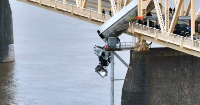 Virciniyada DƏHŞƏTLİ ANLAR: Yük maşını havada ASILI QALDI – VİDEO