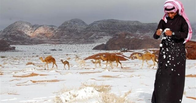 İsti ölkədə QIŞ NAĞILI: Səudiyyə Ərəbistanına QAR YAĞDI – VİDEO
