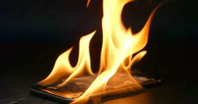 Adi boya yağı YANĞIN TÖRƏTDİ – Ailə son anda XİLAS OLDU Adi boya yağı YANĞIN TÖRƏTDİ – Ailə son anda XİLAS OLDU