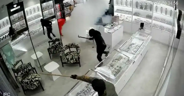 Zərgər mağazasında UĞURSUZ SOYĞUN: Oğrular tüstüyə QƏRQ OLDULAR – VİDEO Zərgər mağazasında UĞURSUZ SOYĞUN: Oğrular tüstüyə QƏRQ OLDULAR – VİDEO