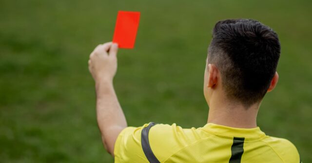 Dünya futbol tarixinin ən gülməli QIRMIZI VƏRƏQƏSİ: Hakim ona dəyən futbolçunu QOVDU – VİDEO Dünya futbol tarixinin ən gülməli QIRMIZI VƏRƏQƏSİ: Hakim ona dəyən futbolçunu QOVDU – VİDEO