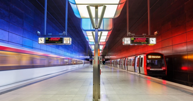 Yüksək sürət qəzaya SƏBƏB OLDU: 3 vaqon relsdən ÇIXDI – FOTO