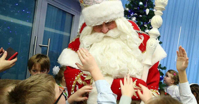 Şaxta Baba səhnədə İNSULT KEÇİRDİ – Uşaqlar elə bildi ƏRİYİR