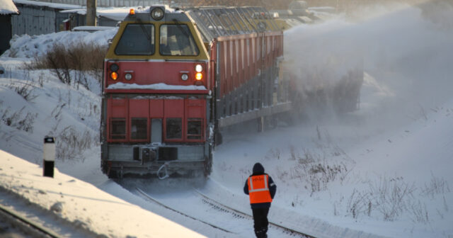 Dəmir yolunda BƏDBƏXT HADİSƏ: Dəmiryolçu yük platformasının ALTINDA QALDI – VİDEO