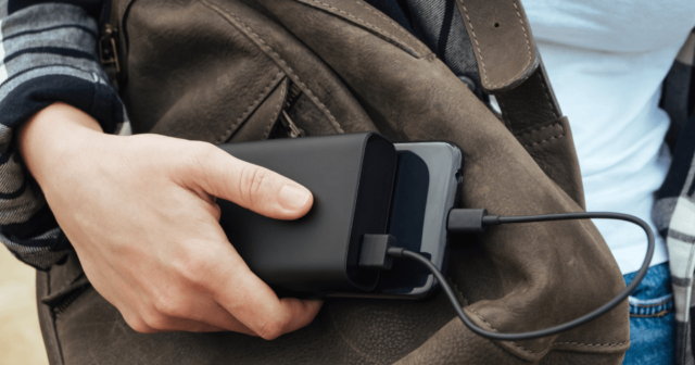 Metroda DƏHŞƏT: “Powerbank” partladı, sərnişin ALOVLARA BÜRÜNDÜ – FOTO/VİDEO