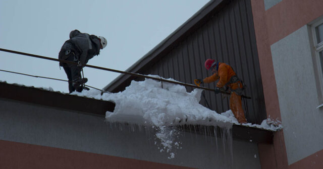 Samarada qar təmizləyən miqrant hündürlükdən yıxılaraq ÖLDÜ – VİDEO