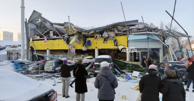 Rusiyada ticarət mərkəzinin damı ÇÖKDÜ: insanlar dağıntı altında QALDI – VİDEO