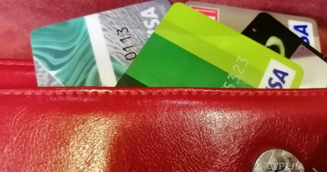 Küçədən tapdığı kartla alış-veriş edən yaşlı qadına CİNAYƏT İŞİ AÇILDI – FOTO