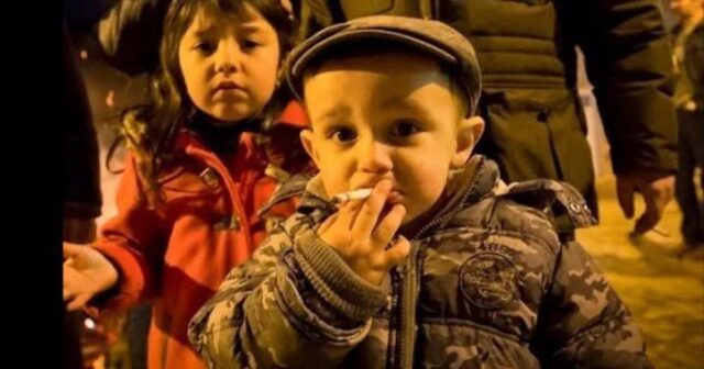 Qəribə ADƏT: Bu ölkədə uşaqlar ildə bir dəfə siqaret ÇƏKƏ BİLƏR – FOTO/VİDEO