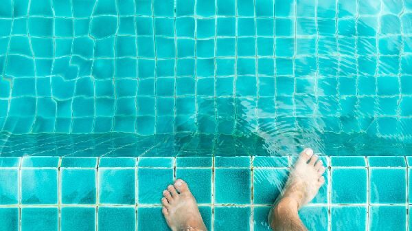 Kişi hovuza baş vuran zaman boynunu SINDIRDI – VİDEO