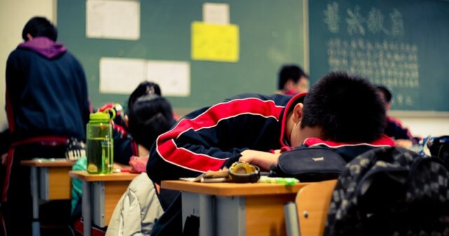 Məktəbdə paxıllıq QANLA BİTDİ: Məktəbli əlaçı şagirdin başına stul ÇIRPDI – VİDEO