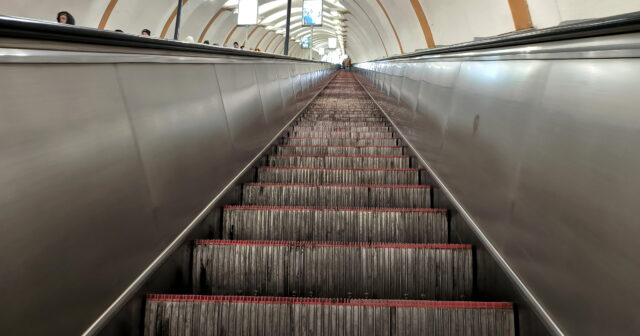 Eskalatoru ilk dəfə görən miqrantlar ÇƏTİN ANLAR YAŞADI – VİDEO Eskalatoru ilk dəfə görən miqrantlar ÇƏTİN ANLAR YAŞADI – VİDEO