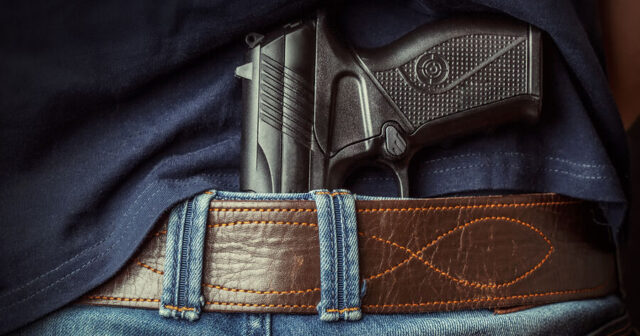 Ticarət mərkəzinin qarşısında ATIŞMA: Yeniyetmə qız başından YARALANDI – FOTOLAR