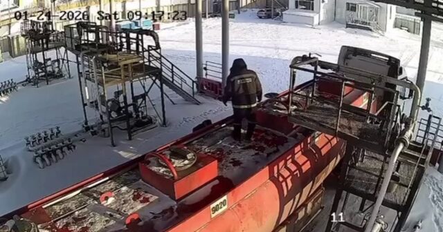 Kameralara düşən DƏHŞƏTLİ ÖLÜM: Partlayan neft sisterni işçini PARÇALARA BÖLDÜ – VİDEO Kameralara düşən DƏHŞƏTLİ ÖLÜM: Partlayan neft sisterni işçini PARÇALARA BÖLDÜ – VİDEO