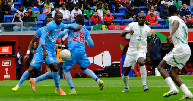 Futbol komandası uduzdu, günahkar ŞAMAN OLDU: Evinə HÜCUM EDİLDİ – FOTO