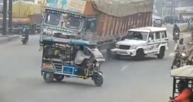 Ölümünə səbəb olan SƏHV: Yük maşınını əllə saxlamağa ÇALIŞDI – VİDEO Ölümünə səbəb olan SƏHV: Yük maşınını əllə saxlamağa ÇALIŞDI – VİDEO