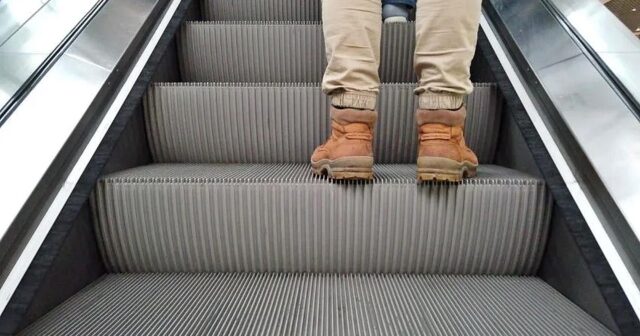 Ad günündə FACİƏ: Eskalator uşağın ayağını PARÇALADI – VİDEO