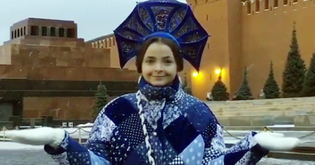 Qırmızı meydanda milli geyimdə rəqs edən qız SAXLANILDI: “Ekstremizm” CƏRİMƏSİ – VİDEO