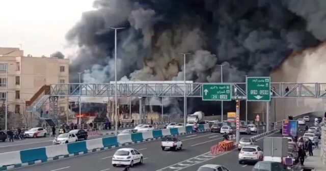Tehranda nəhəng bazar YANIR: Şəhərin üzərini qatı tüstü dumanı BÜRÜYÜB