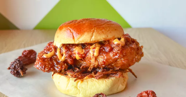 “Dünyanın ən acılı sendviçi”ni öyünərək YEDİ: Sonda xəstəxanaya YERLƏŞDİRİLDİ – VİDEO