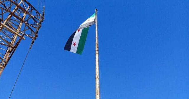 Deyr-əz-Zorda TARİXİ ANLAR: SDQ ilə sazişdən sonra Suriya bayrağı UCALDILDI – FOTO/VİDEO