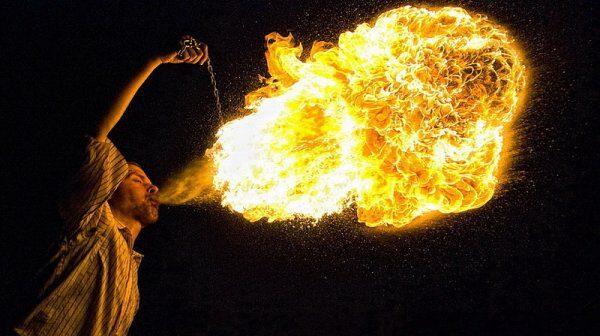 Alov şousu faciə ilə BİTDİ: Gəncin üzü ciddi şəkildə YANDI – VİDEO