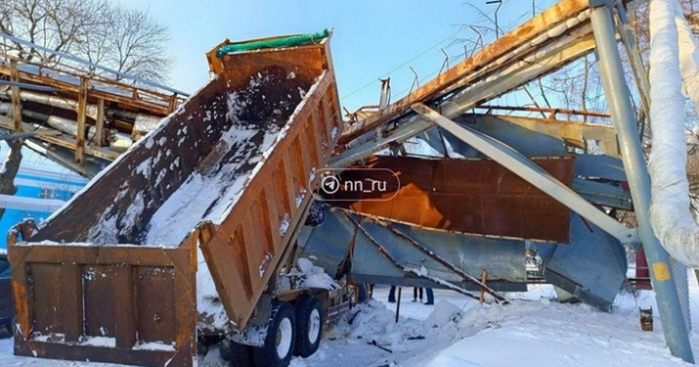 Yük maşını QƏZA TÖRƏTDİ: İstilik boruları sərnişin avtobusunun ÜZƏRİNƏ AŞDI – VİDEO