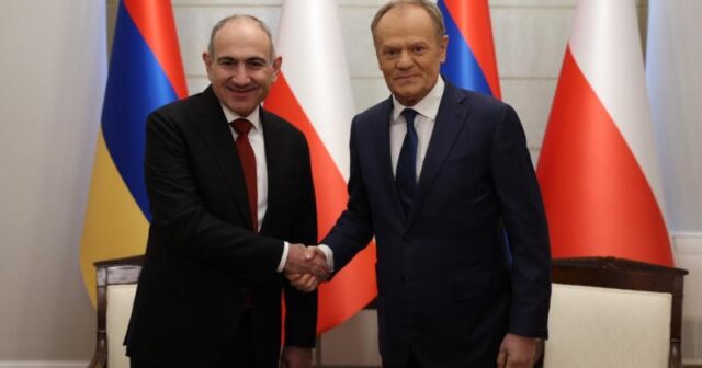 Varşavada diplomatik “ÜRƏK”: Tusk Paşinyanın jestini TƏKRARLADI – VİDEO