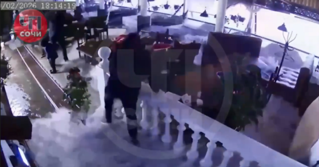 Restoranda QORXULU ANLAR: Nəhəng dalğa İÇƏRİ DOLDU – VİDEO