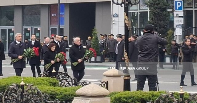 Dövlət və hökumət rəsmiləri Bakıdakı Xocalı soyqırımı abidəsini ziyarət ediblər