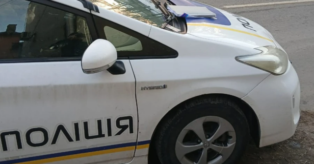 Ukraynada naməlum şəxs polis avtomobilinə QUMBARA ATDI – İki əməkdaş YARALANDI