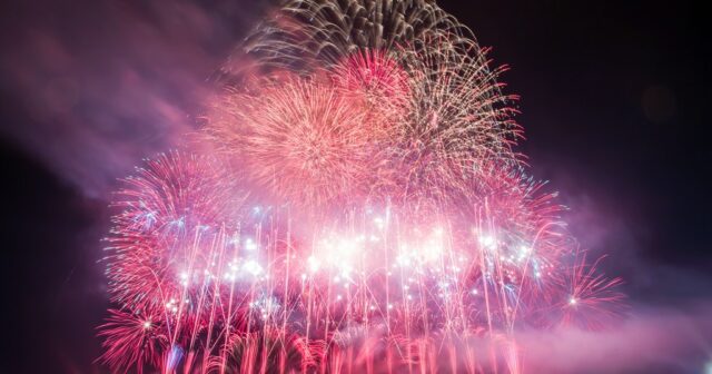 Çində BƏNZƏRSİZ ATƏŞFƏŞANLIQ: “Xirosima romantikası” – VİDEO