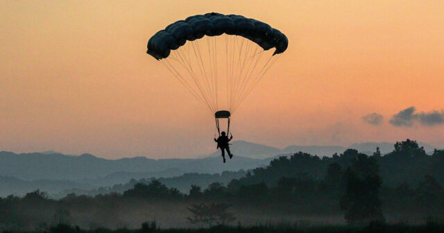 Möcüzəvi XİLAS: 3500 metrdən huşsuz vəziyyətdə enən paraşütçü SAĞ QALDI – VİDEO